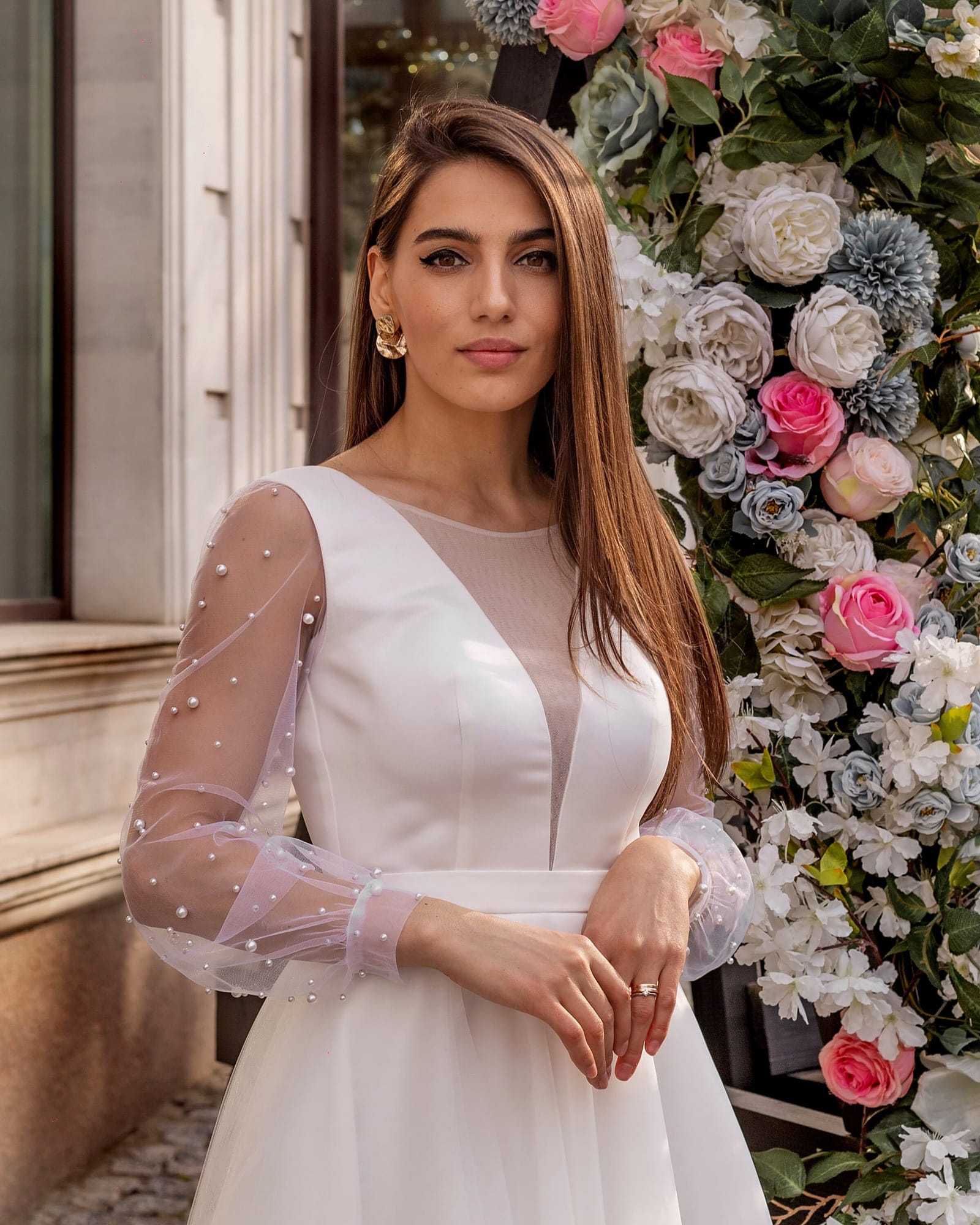 Rochie cununie civila scurtă, mâneci lungi din perle, decolteu V transparent.