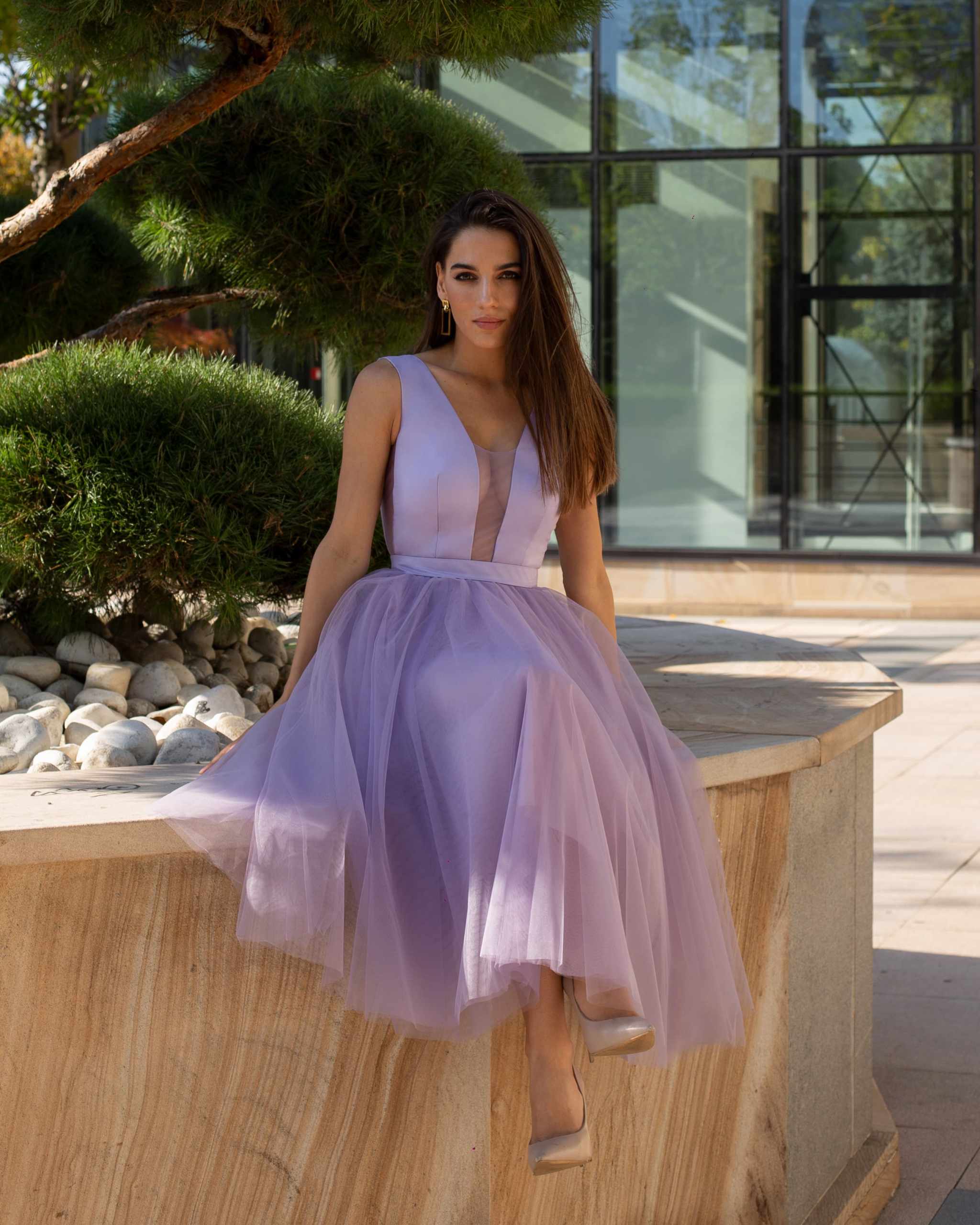 Rochie ocazie mov midi cu decolteu transparent și șiret la spate, fără mâneci, din satin și tull.