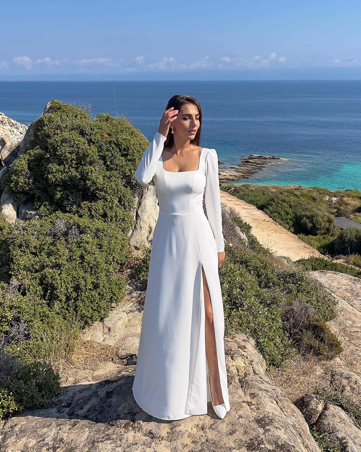 Rochie de mireasă minimalistă cu mâneci lungi, decolteu pătrat și slit – VIVIENNE