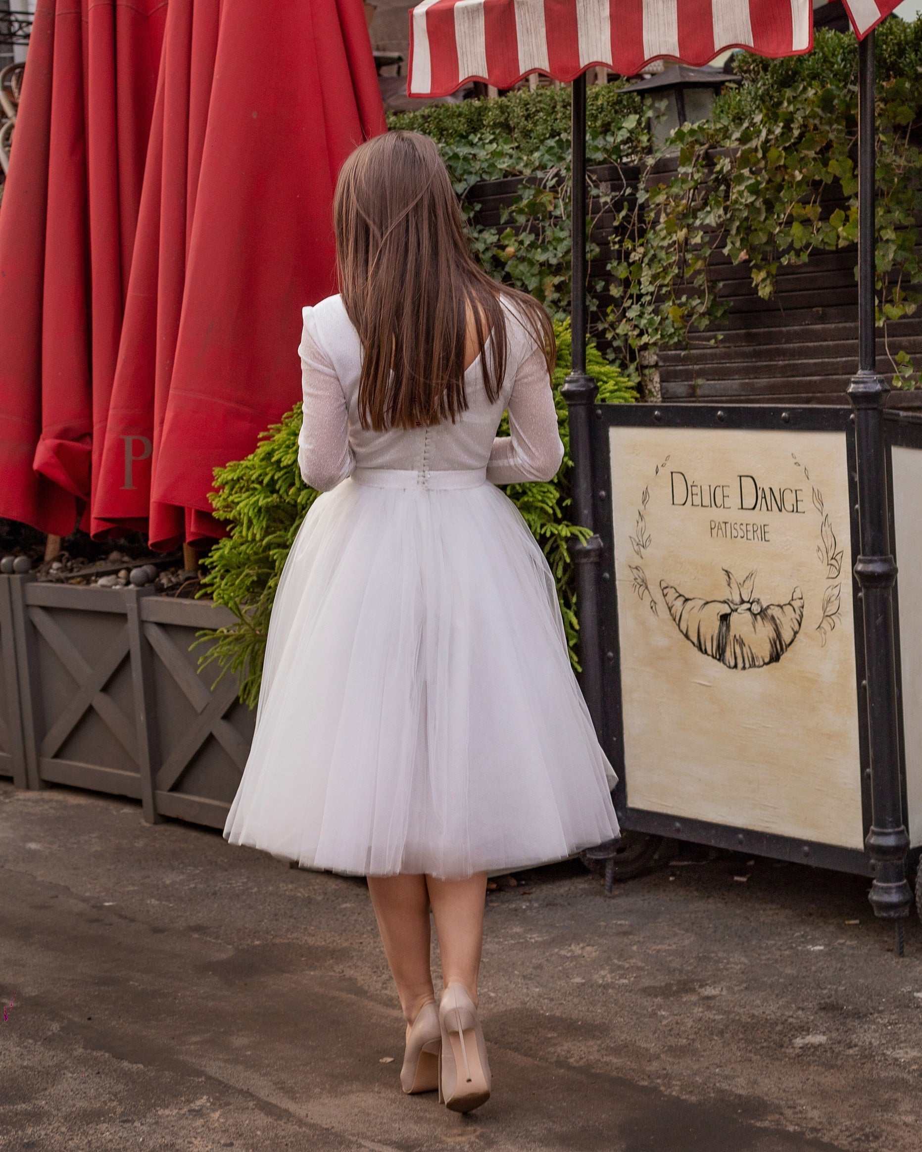 Rochie eleganta de mireasă din glitter și tull alb, cu mâneci lungi și cordon detașabil.